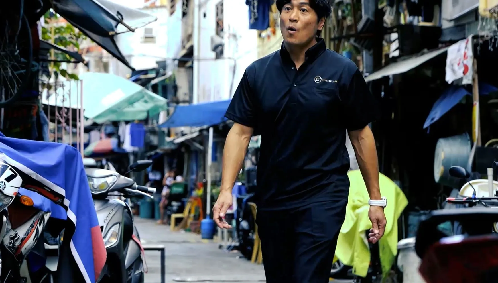 東南アジアの街を歩く大畑大介